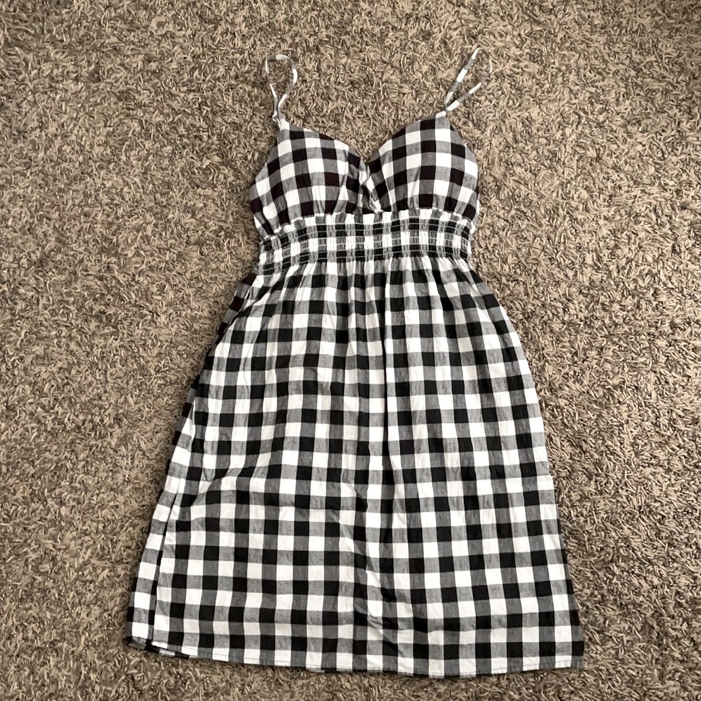 Passport Women’s Dress. Black and White.